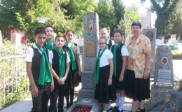 На протяжении нескольких лет волонтеры МБОУ СОШ № 6 ухаживают за могилой Варвары Ляшенко. Школьники навели порядок, возложили цветы и в очередной раз почтили память легендарной летчицы.