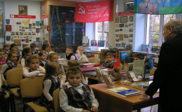 20 ноября первоклассники посетили школьный музей ВДВ. Во вводной экскурсии они познакомились с экспозициями музея, его витринами и  экспонатами.