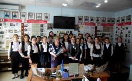 На Уроке Мужества в школьном музее ВДВ состоялась встреча с дочерью прославленного военачальника Смирномв Сергея Александровича. Татьяна Сергеевна Ярыш рассказала школьникам о военном времени и о том, как ее отец сражался с фашистами.